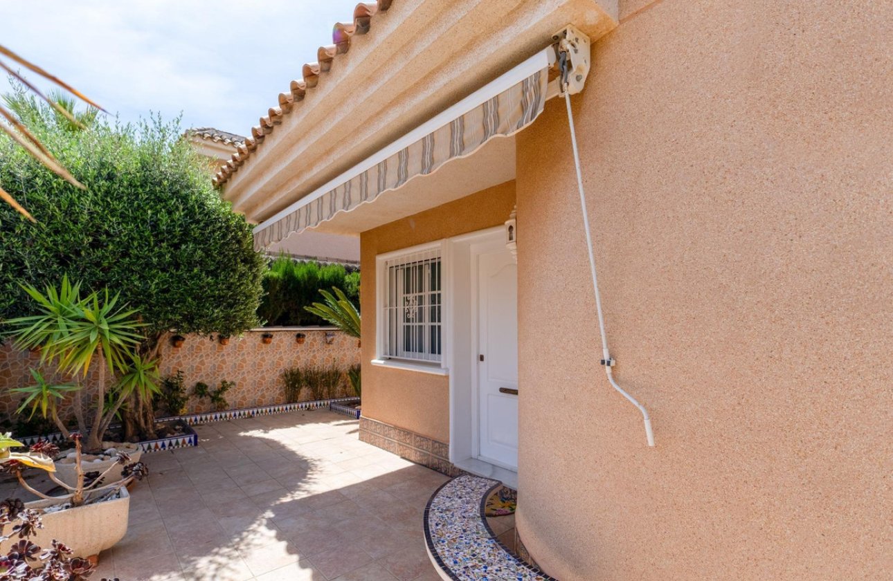 Használt ingatlanok - Villa -
Torrevieja - Torrevieja Centro