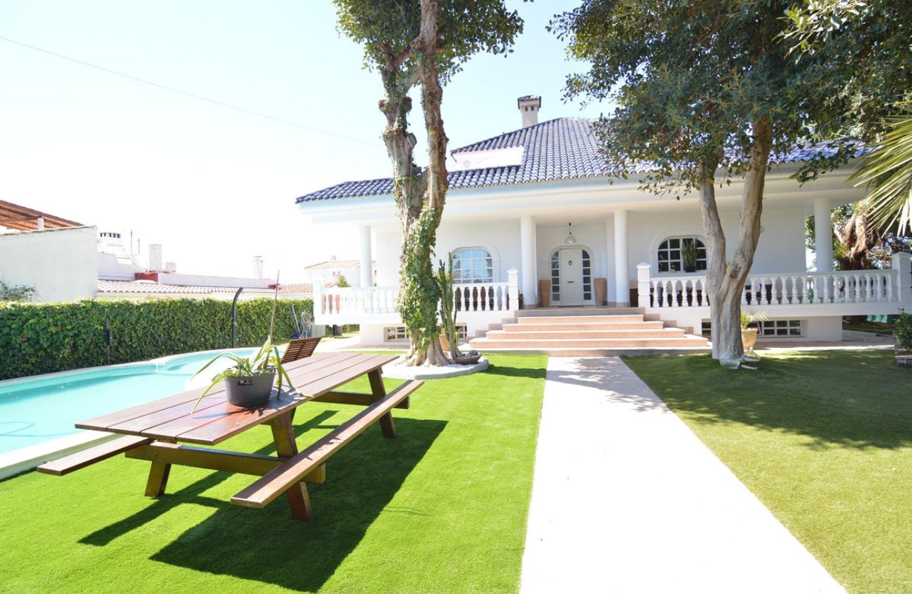 Használt ingatlanok - Villa -
Torrevieja - Torrevieja Centro
