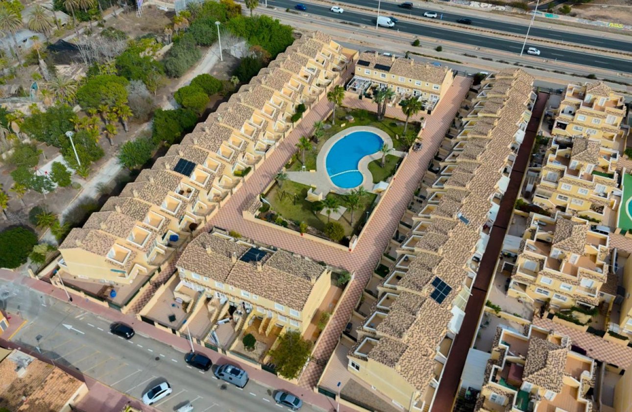 Használt ingatlanok - Villa -
Torrevieja - Torrevieja Centro