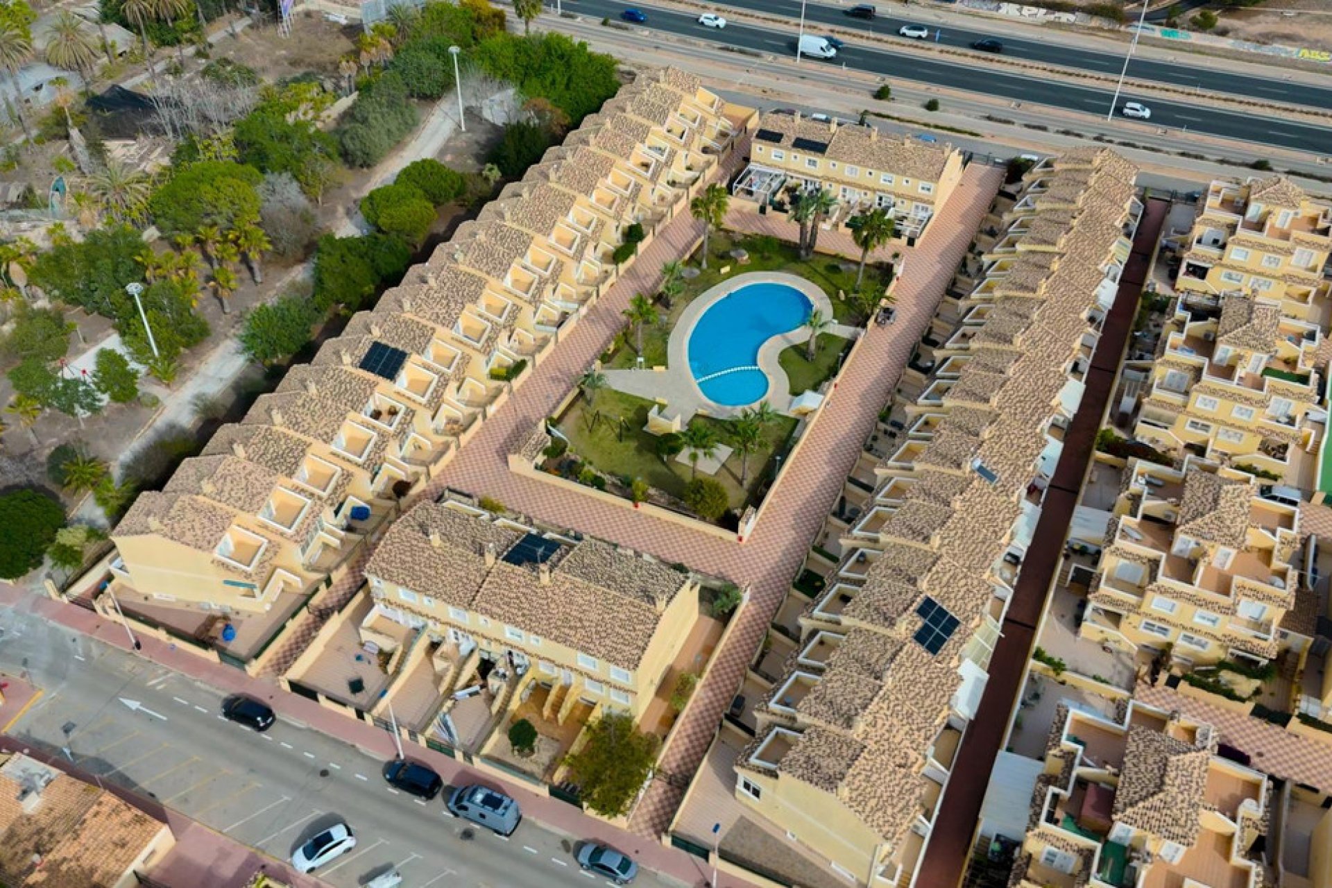 Használt ingatlanok - Villa -
Torrevieja - Torrevieja Centro