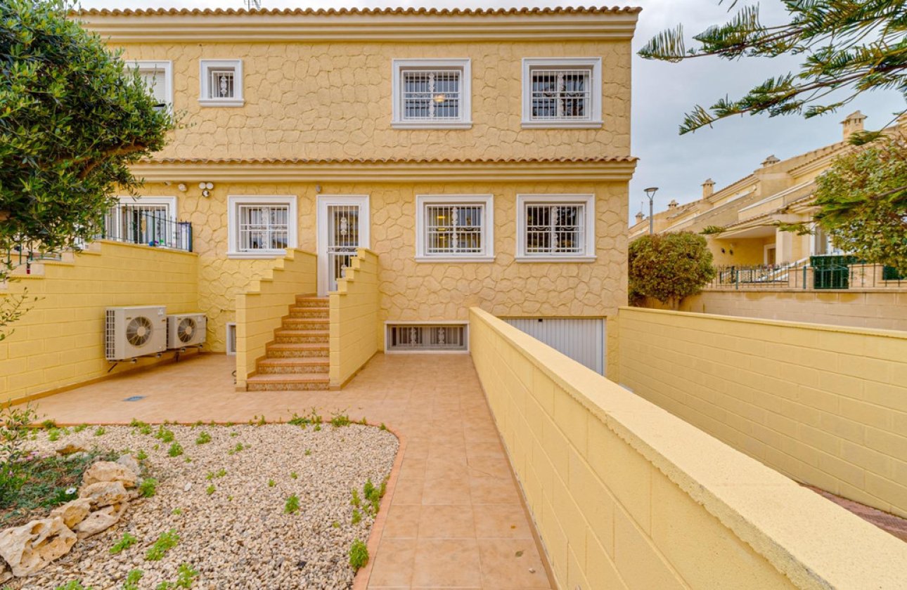 Használt ingatlanok - Villa -
Torrevieja - Torrevieja Centro