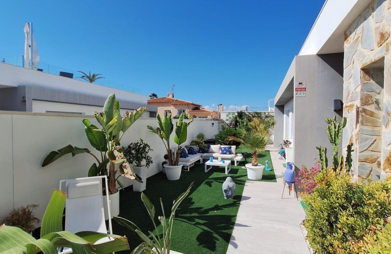Használt ingatlanok - Villa -
Torrevieja - Torrevieja Centro