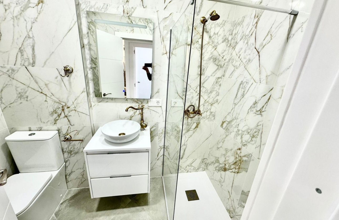 Használt ingatlanok - Villa -
Torrevieja - Torrevieja Centro