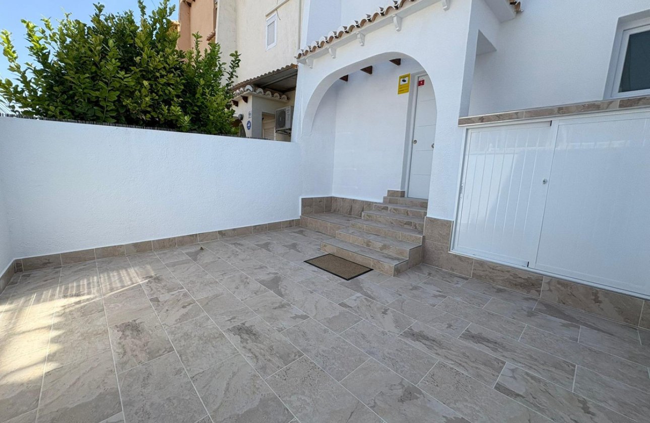Használt ingatlanok - Villa -
Torrevieja - Torrevieja Centro