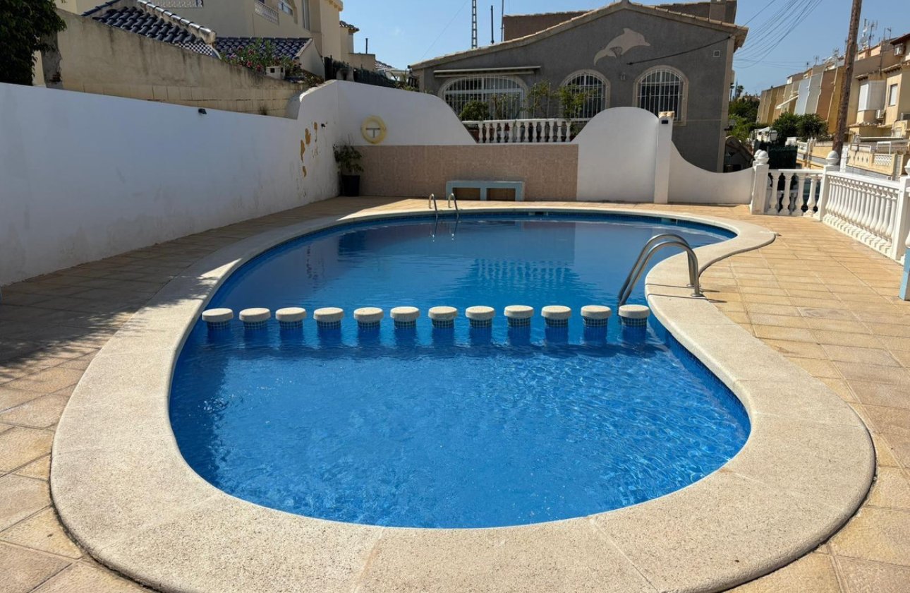 Használt ingatlanok - Villa -
Torrevieja - Torrevieja Centro