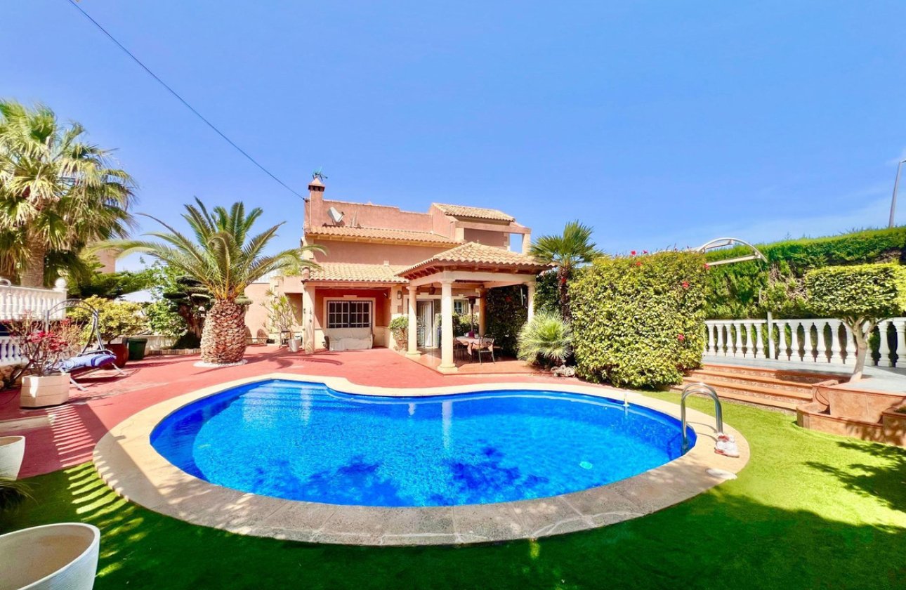 Használt ingatlanok - Villa -
Torrevieja - Torrevieja Centro