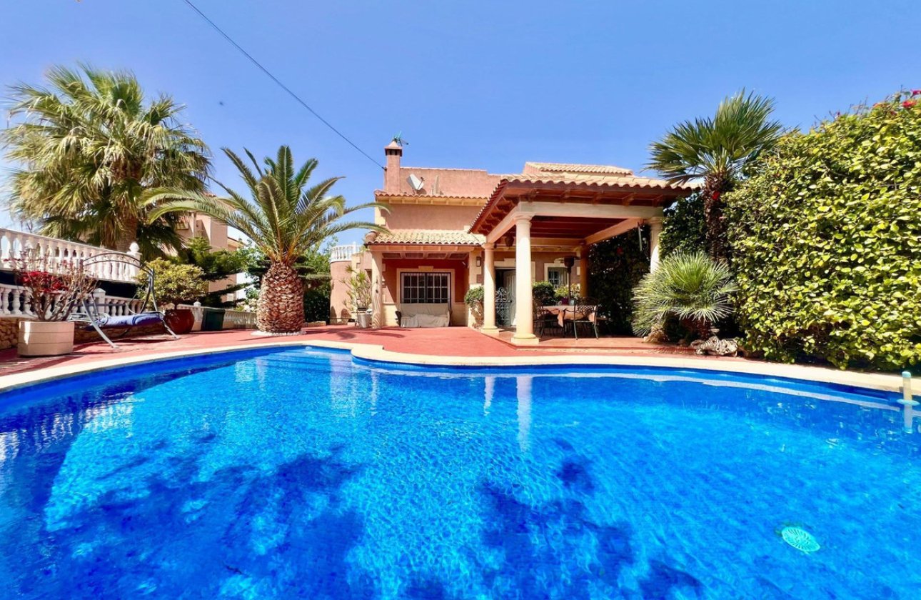 Használt ingatlanok - Villa -
Torrevieja - Torrevieja Centro