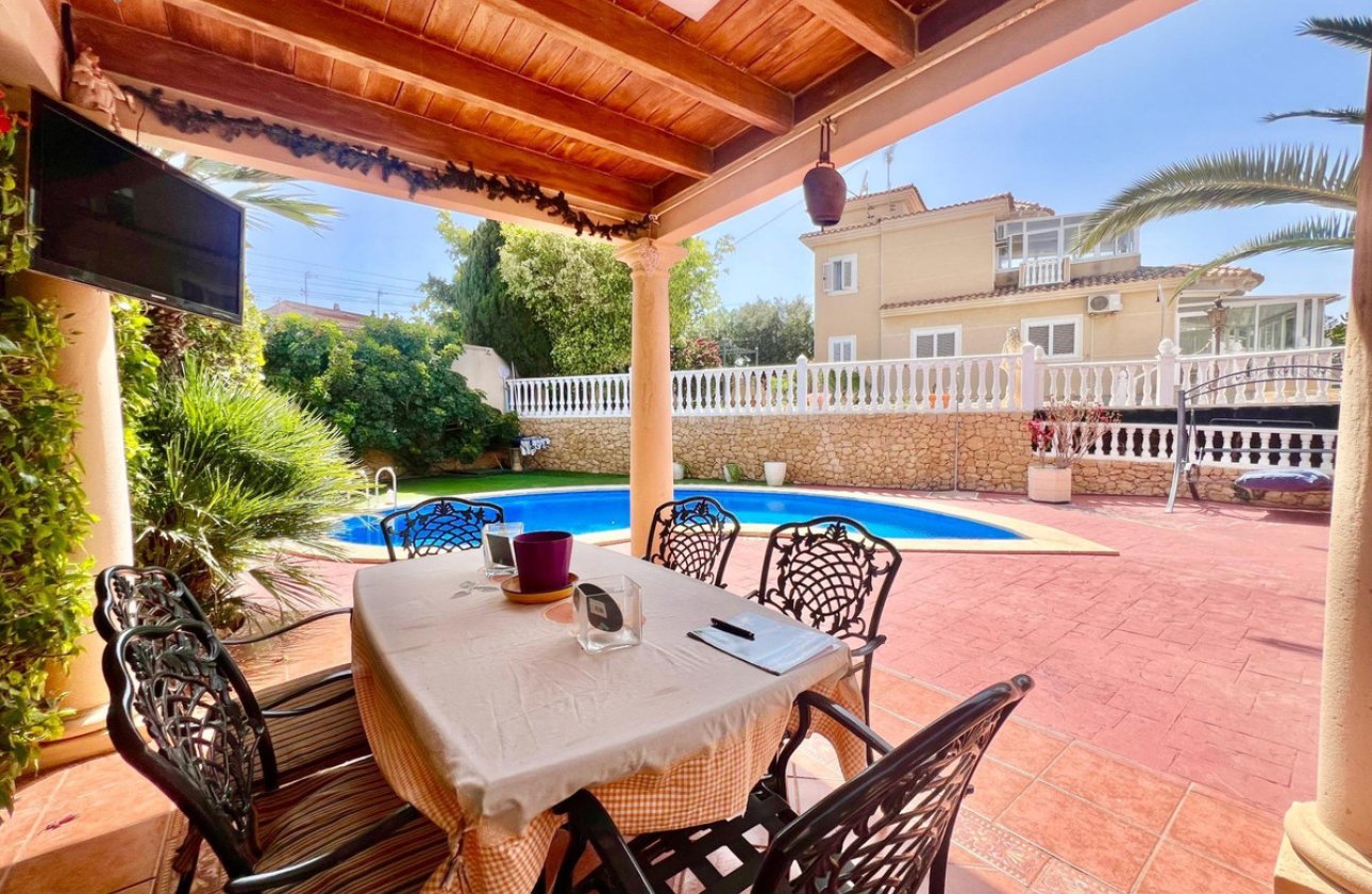 Használt ingatlanok - Villa -
Torrevieja - Torrevieja Centro