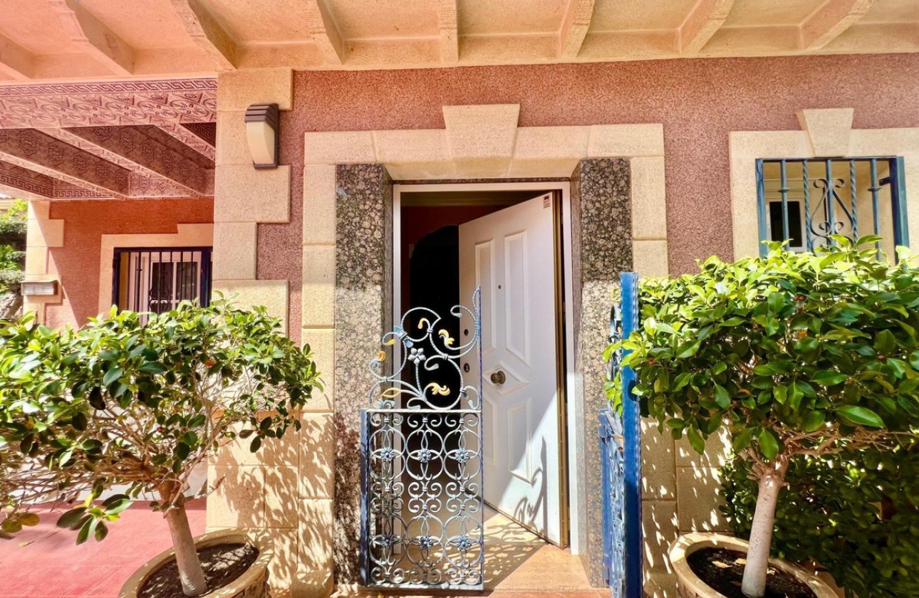 Használt ingatlanok - Villa -
Torrevieja - Torrevieja Centro
