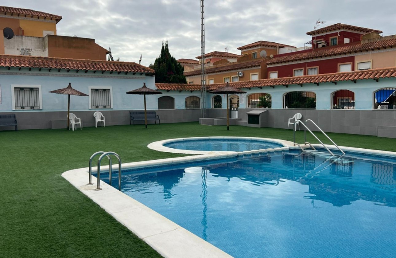 Használt ingatlanok - Villa -
Torrevieja - Torrevieja Centro