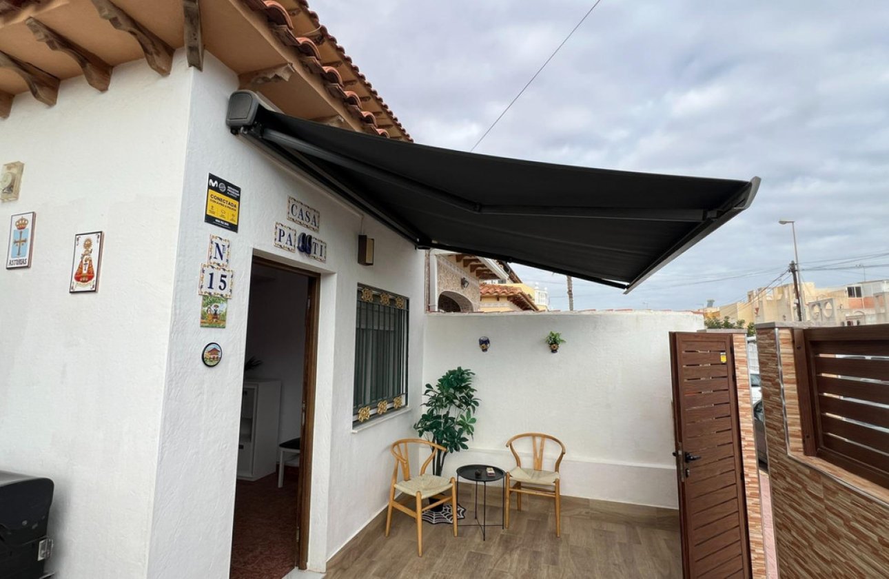 Használt ingatlanok - Villa -
Torrevieja - Torrevieja Centro