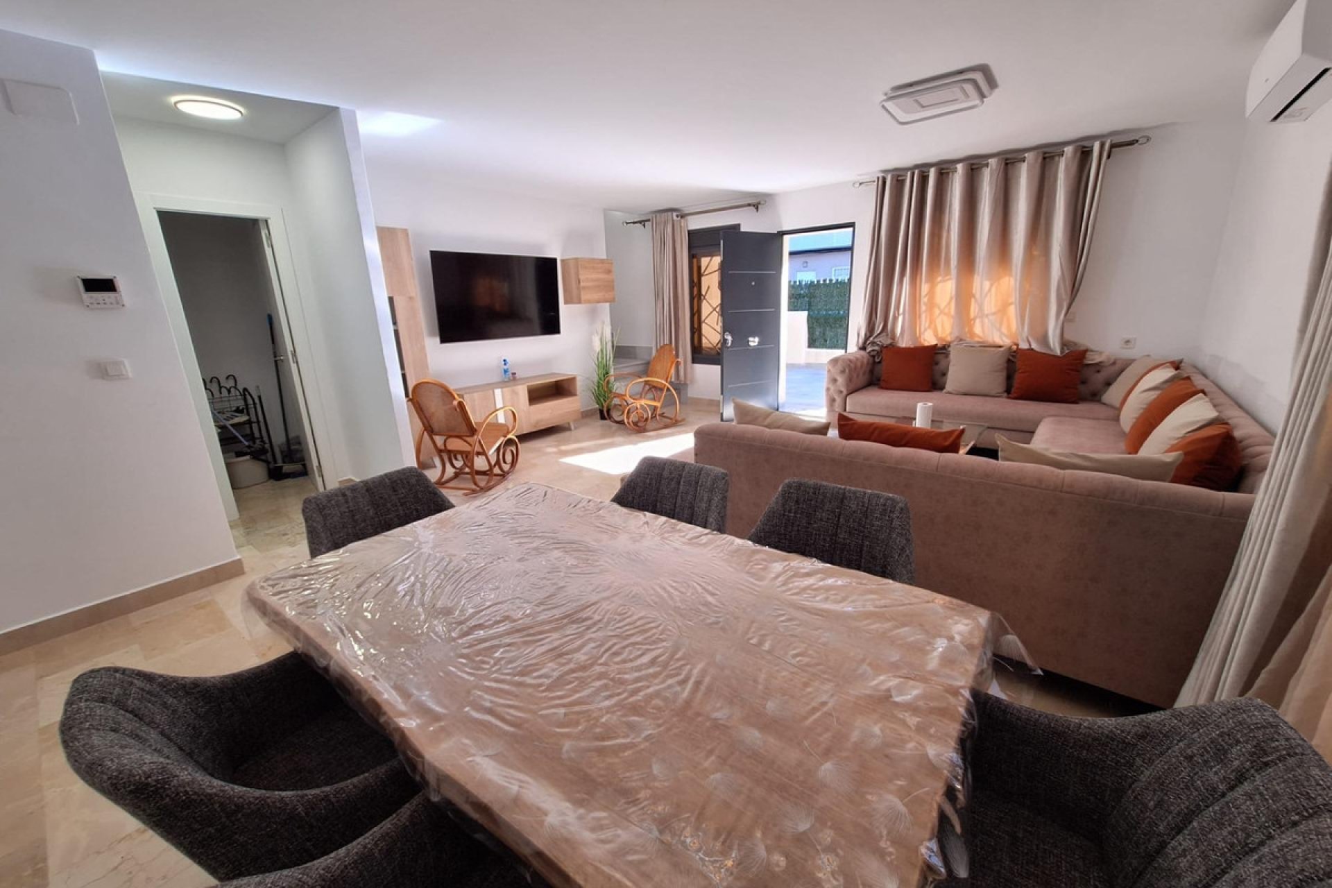 Használt ingatlanok - Villa -
Torrevieja - Torrevieja Centro