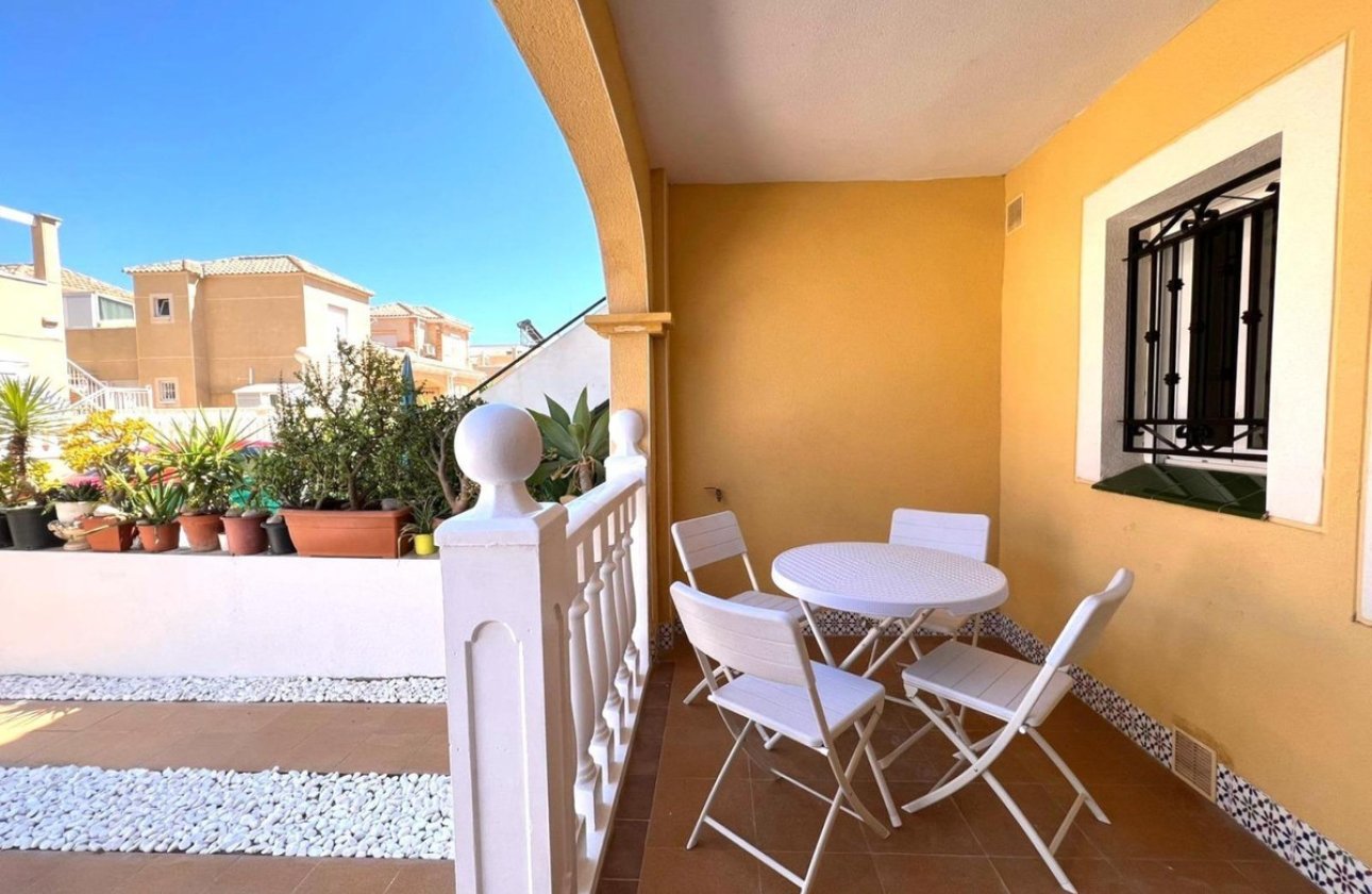 Használt ingatlanok - Villa -
Torrevieja - Torrevieja Centro