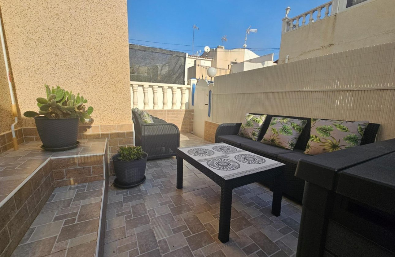 Használt ingatlanok - Villa -
Torrevieja - Torrevieja Centro