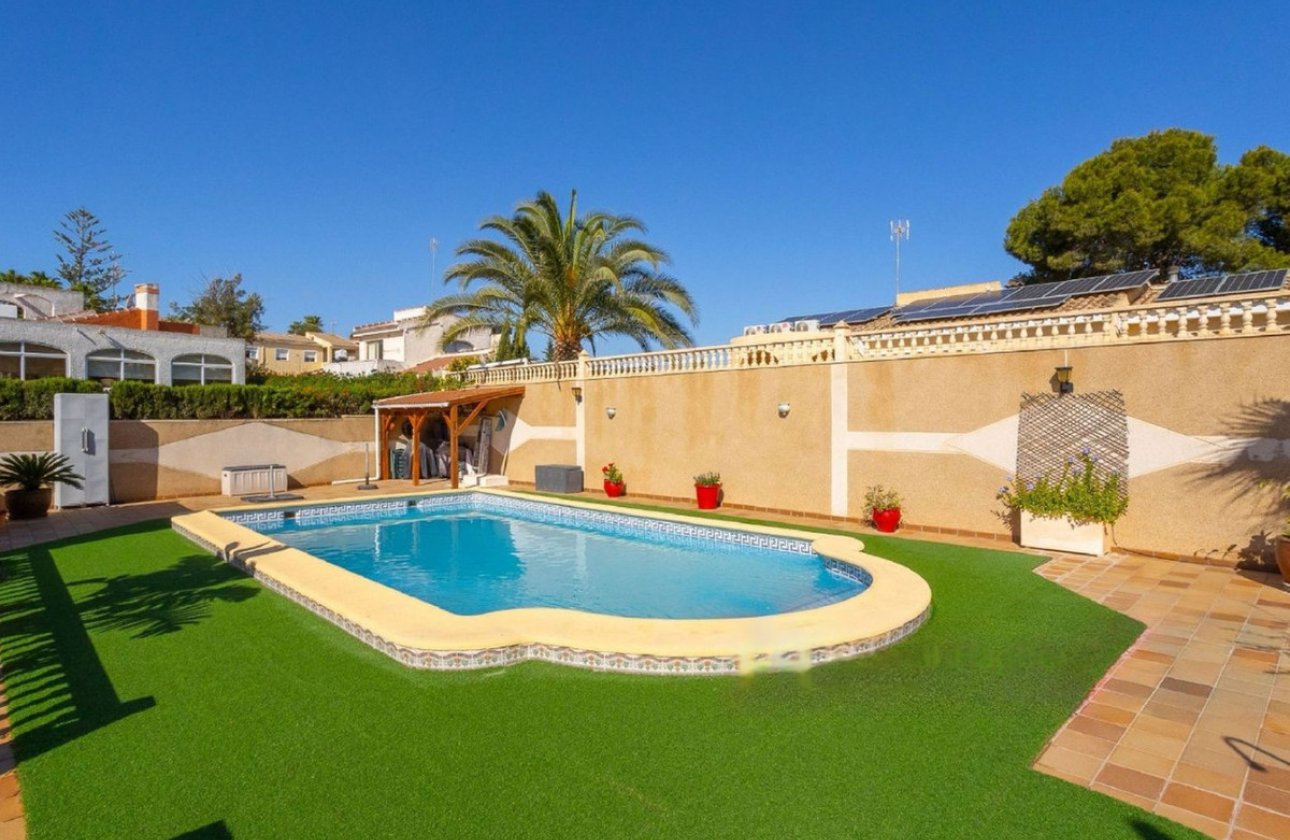 Használt ingatlanok - Villa -
Torrevieja - Torrevieja Centro