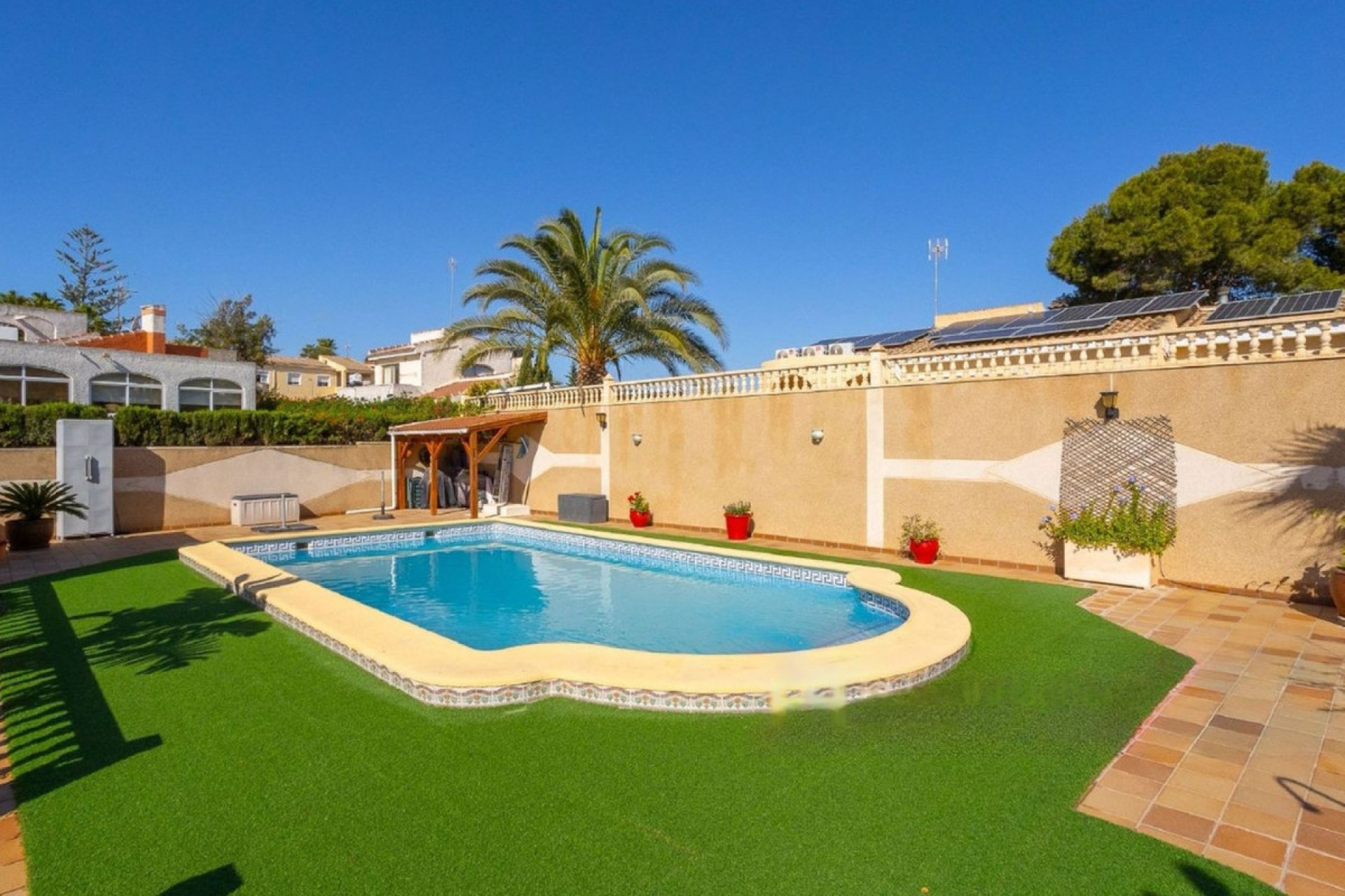 Használt ingatlanok - Villa -
Torrevieja - Torrevieja Centro