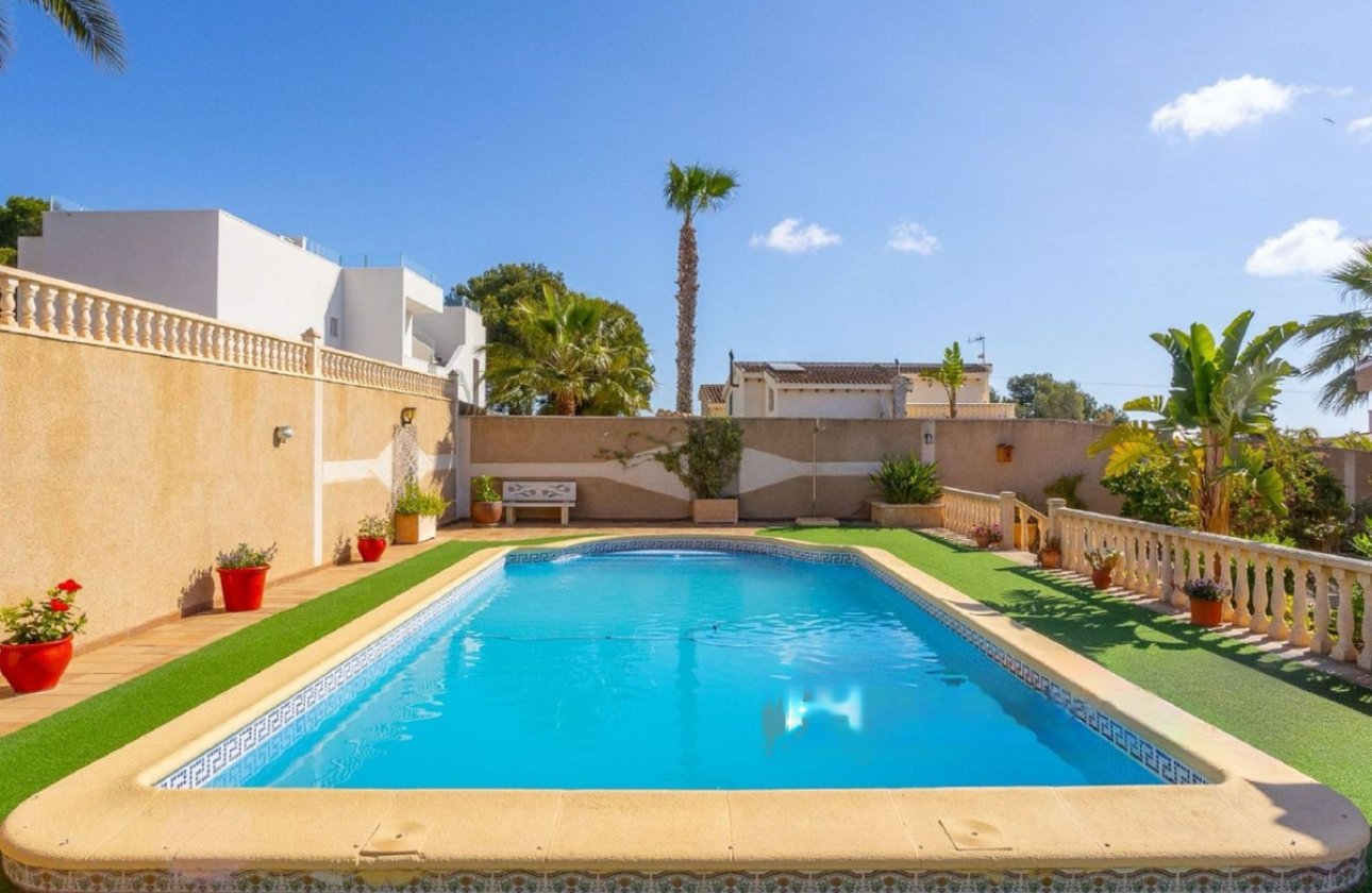 Használt ingatlanok - Villa -
Torrevieja - Torrevieja Centro