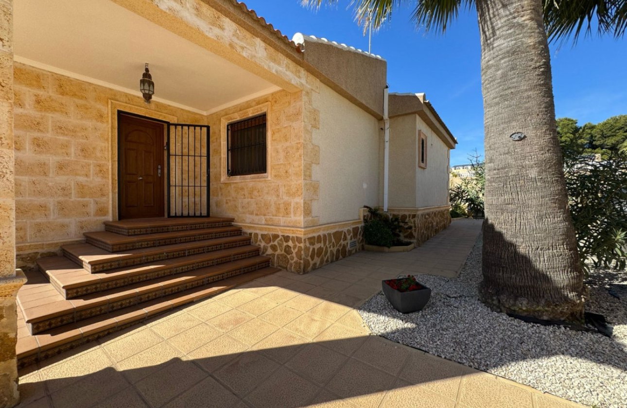 Használt ingatlanok - Villa -
Torrevieja - Torrevieja Centro