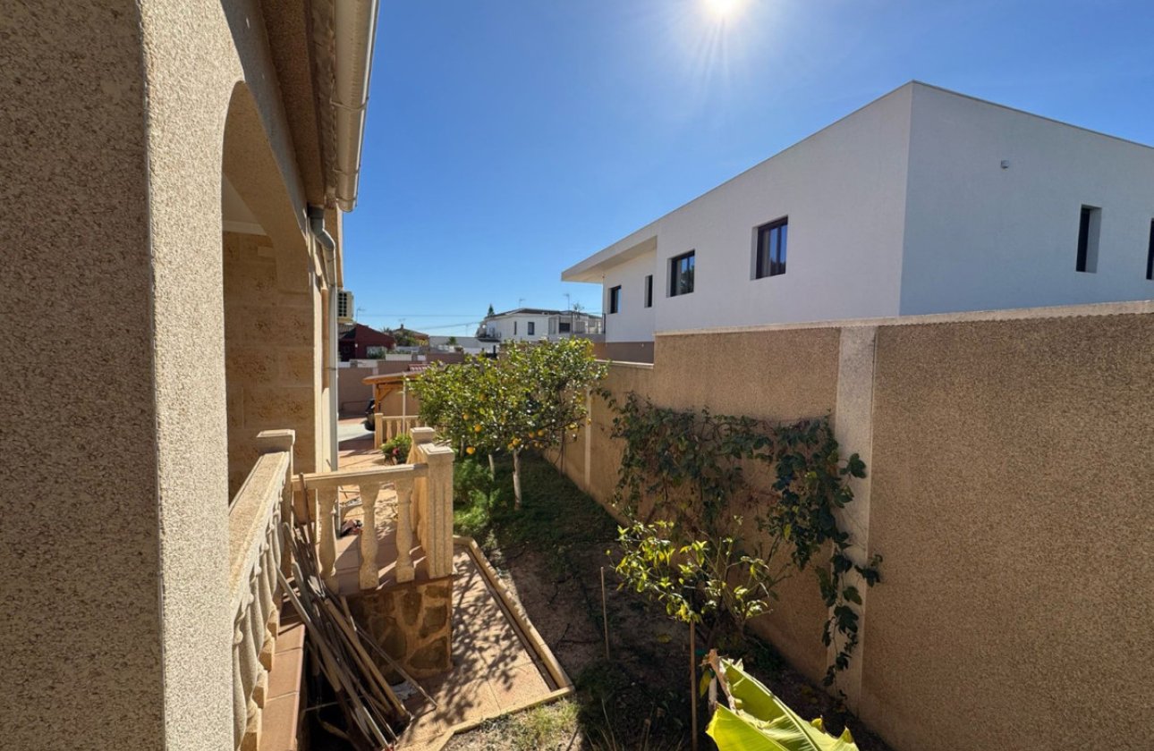 Használt ingatlanok - Villa -
Torrevieja - Torrevieja Centro