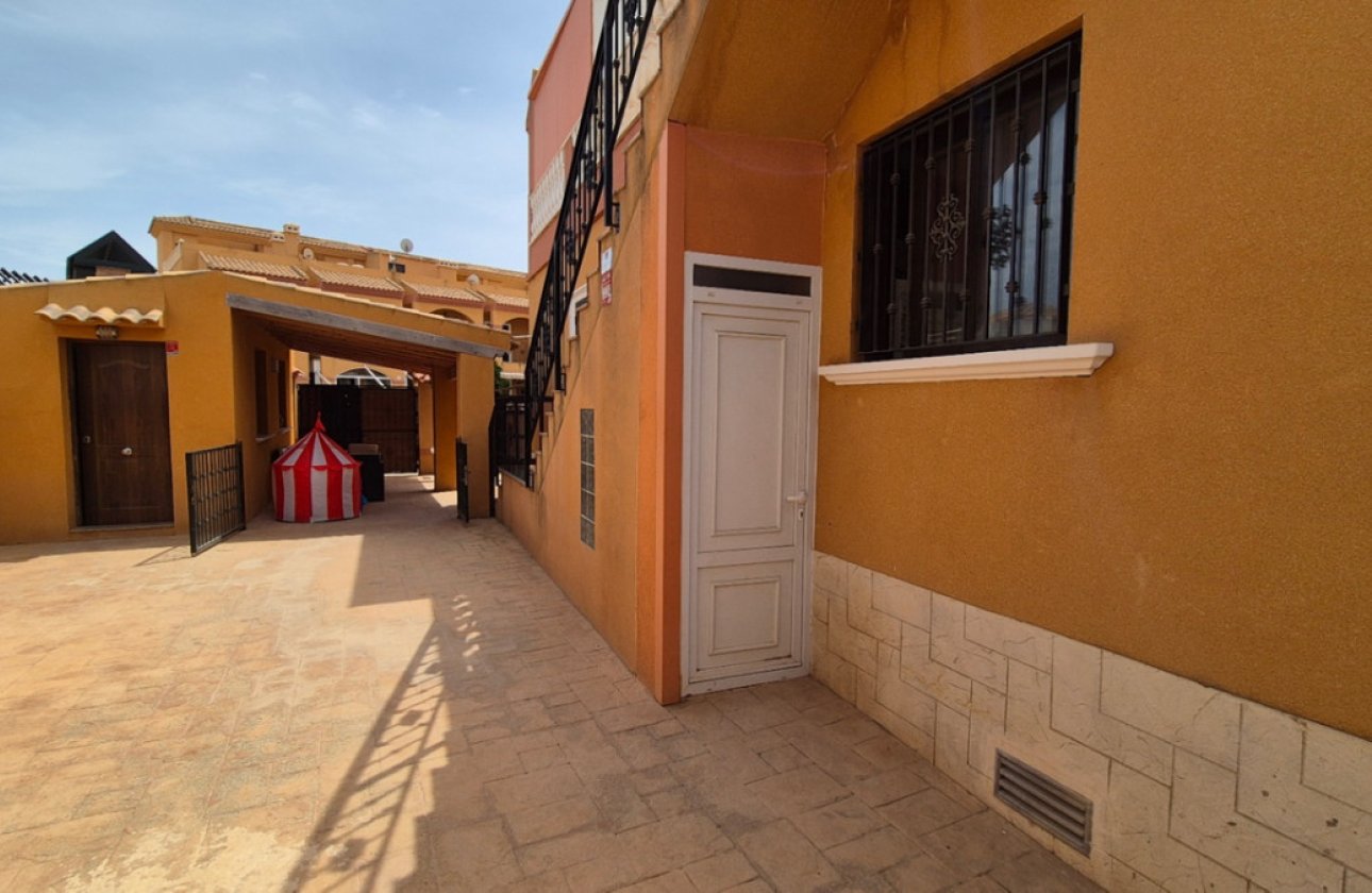 Használt ingatlanok - Villa -
Torrevieja - Torrevieja Centro