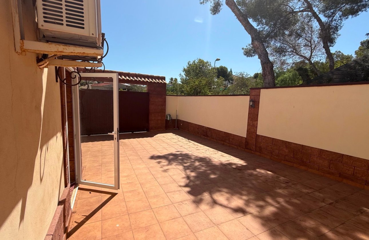 Használt ingatlanok - Villa -
Torrevieja - Torrevieja Centro