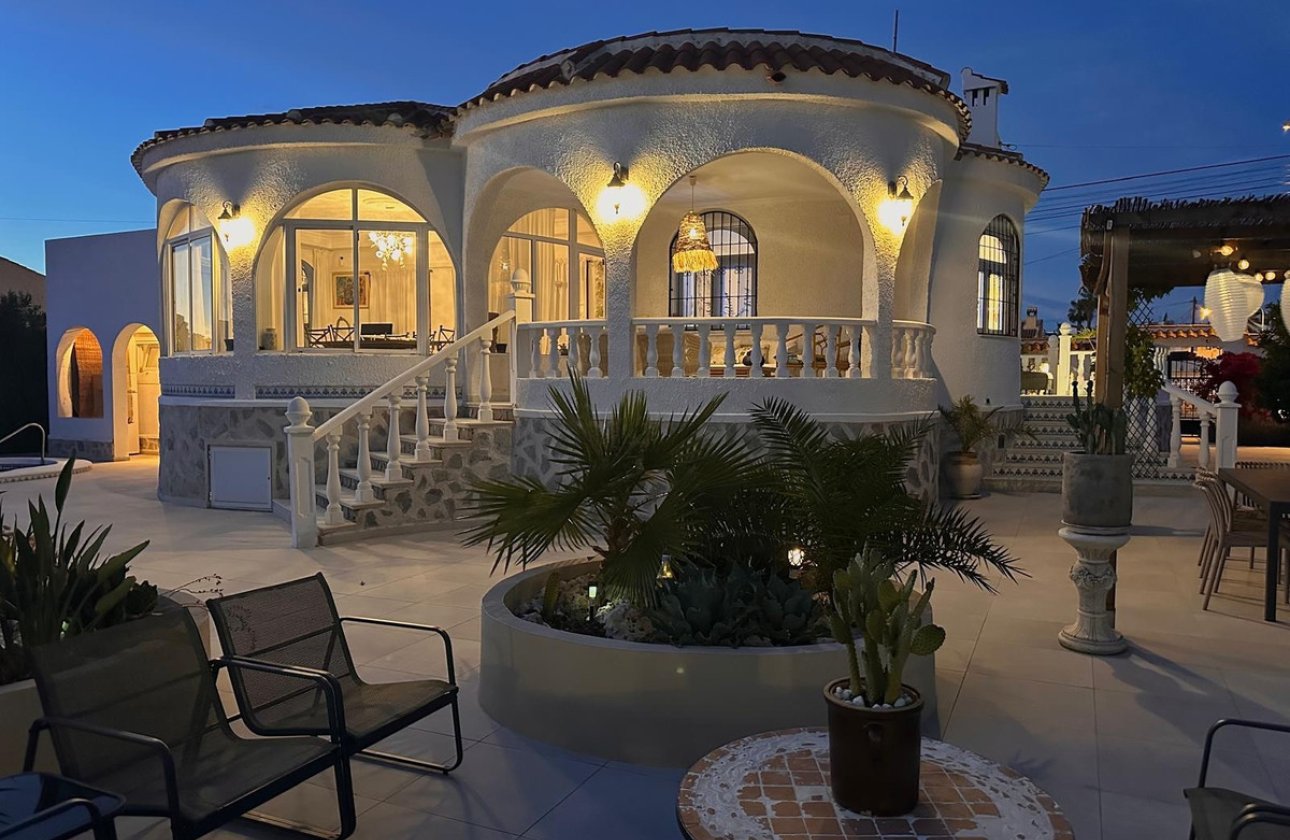 Használt ingatlanok - Villa -
Torrevieja - Torrevieja Centro