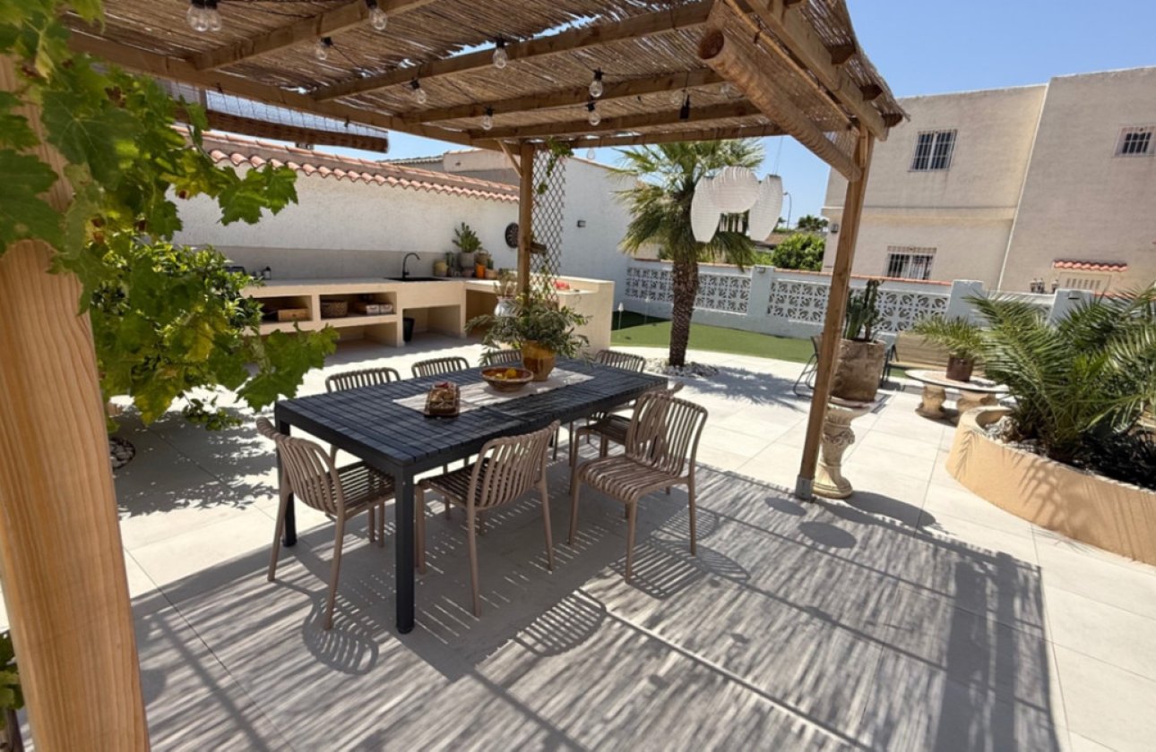 Használt ingatlanok - Villa -
Torrevieja - Torrevieja Centro