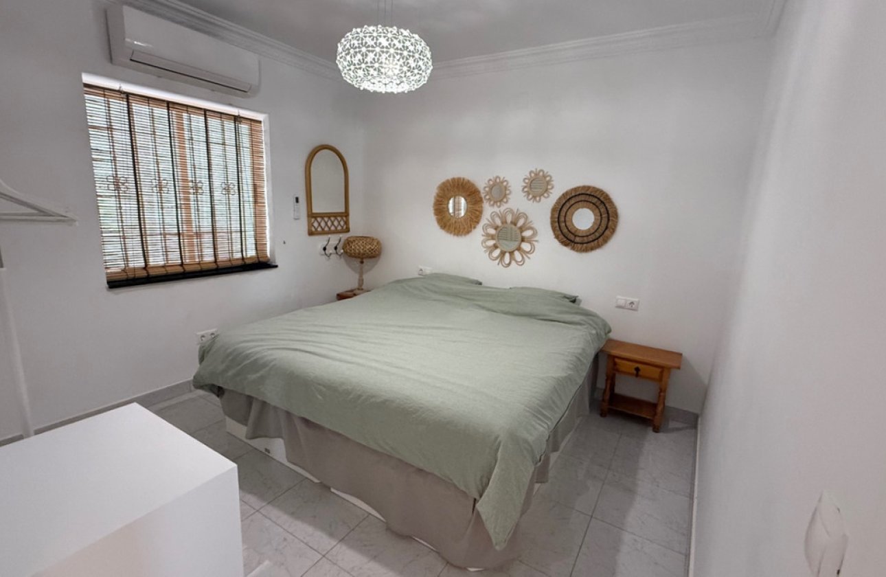 Használt ingatlanok - Villa -
Torrevieja - Torrevieja Centro