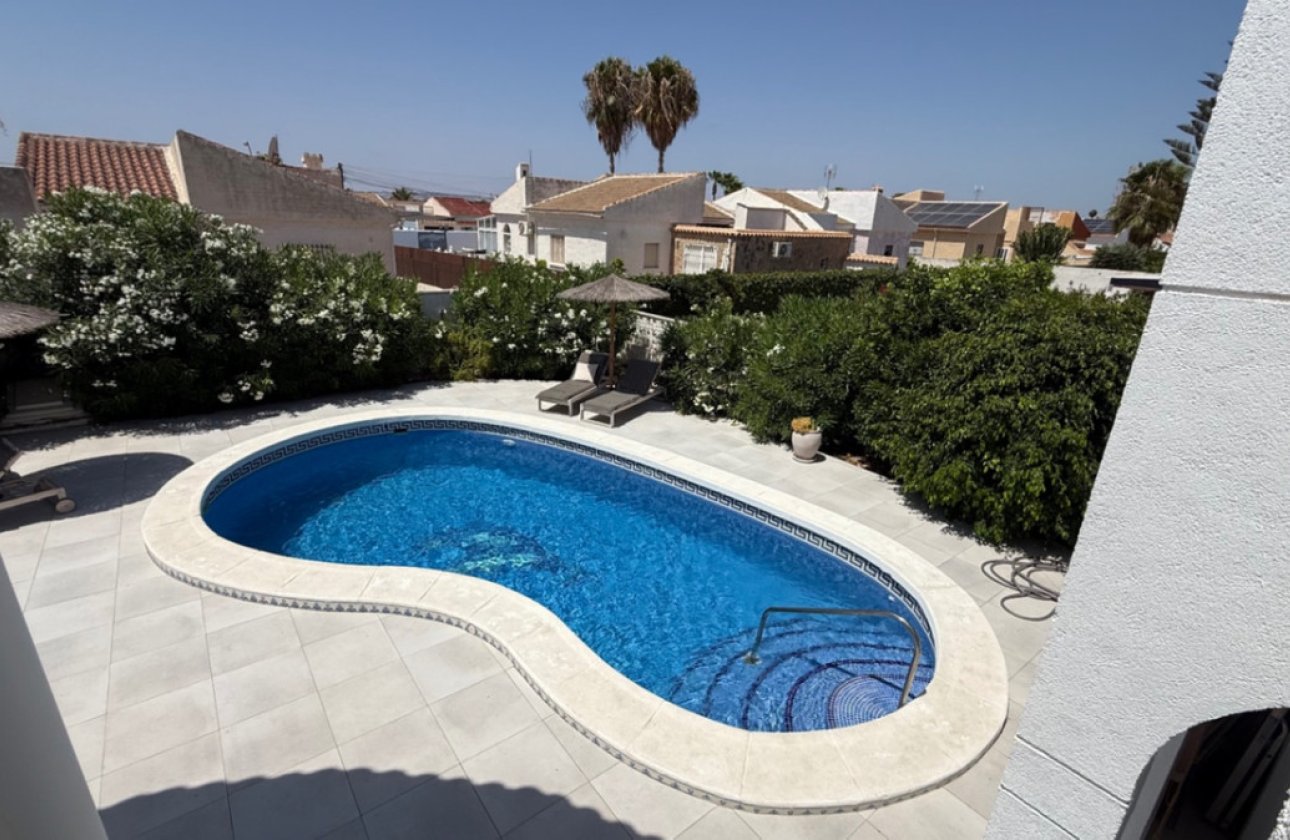 Használt ingatlanok - Villa -
Torrevieja - Torrevieja Centro