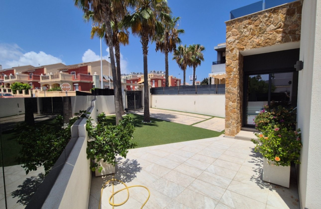 Használt ingatlanok - Villa -
Torrevieja - Torrevieja Centro