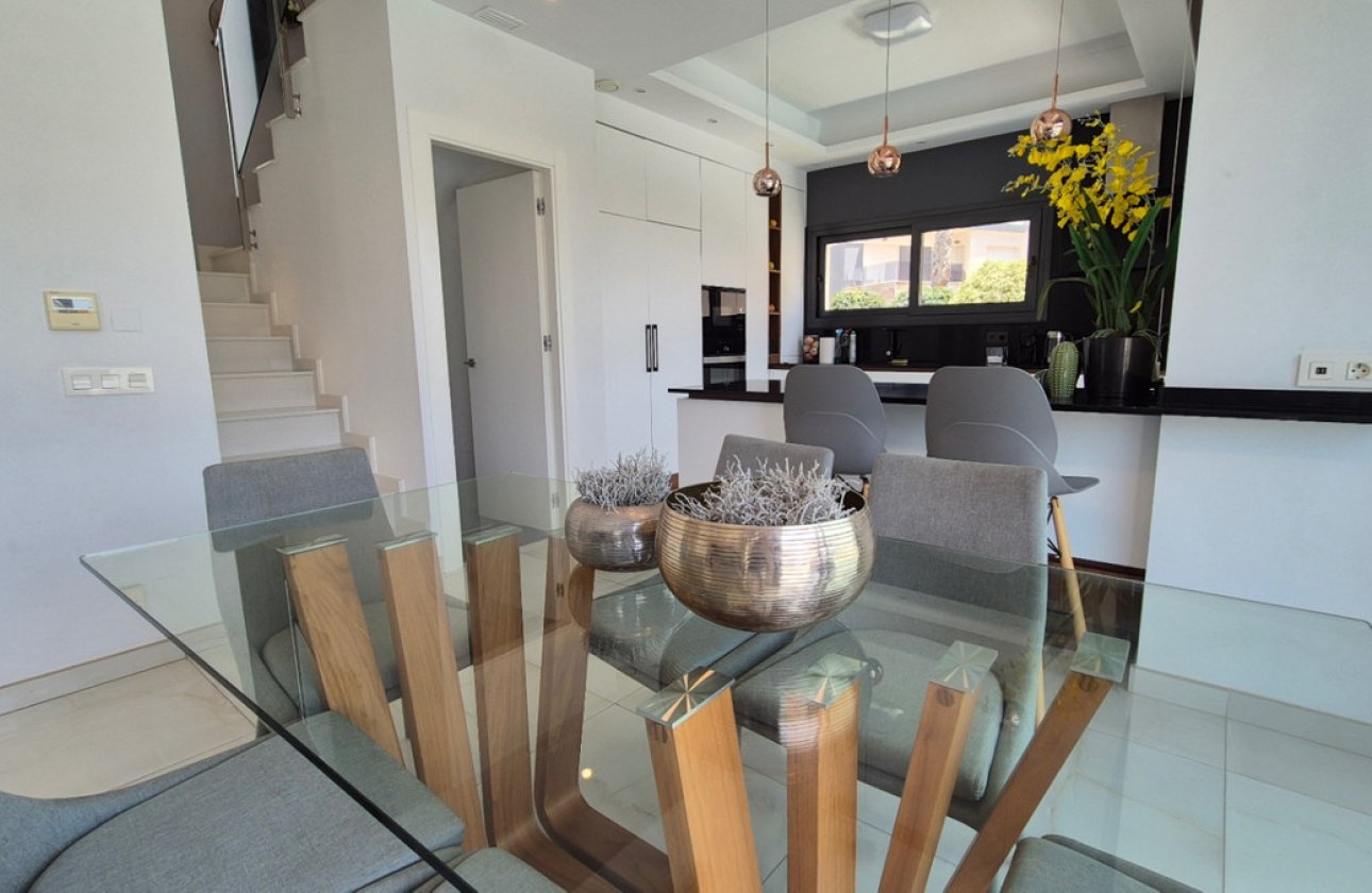 Használt ingatlanok - Villa -
Torrevieja - Torrevieja Centro