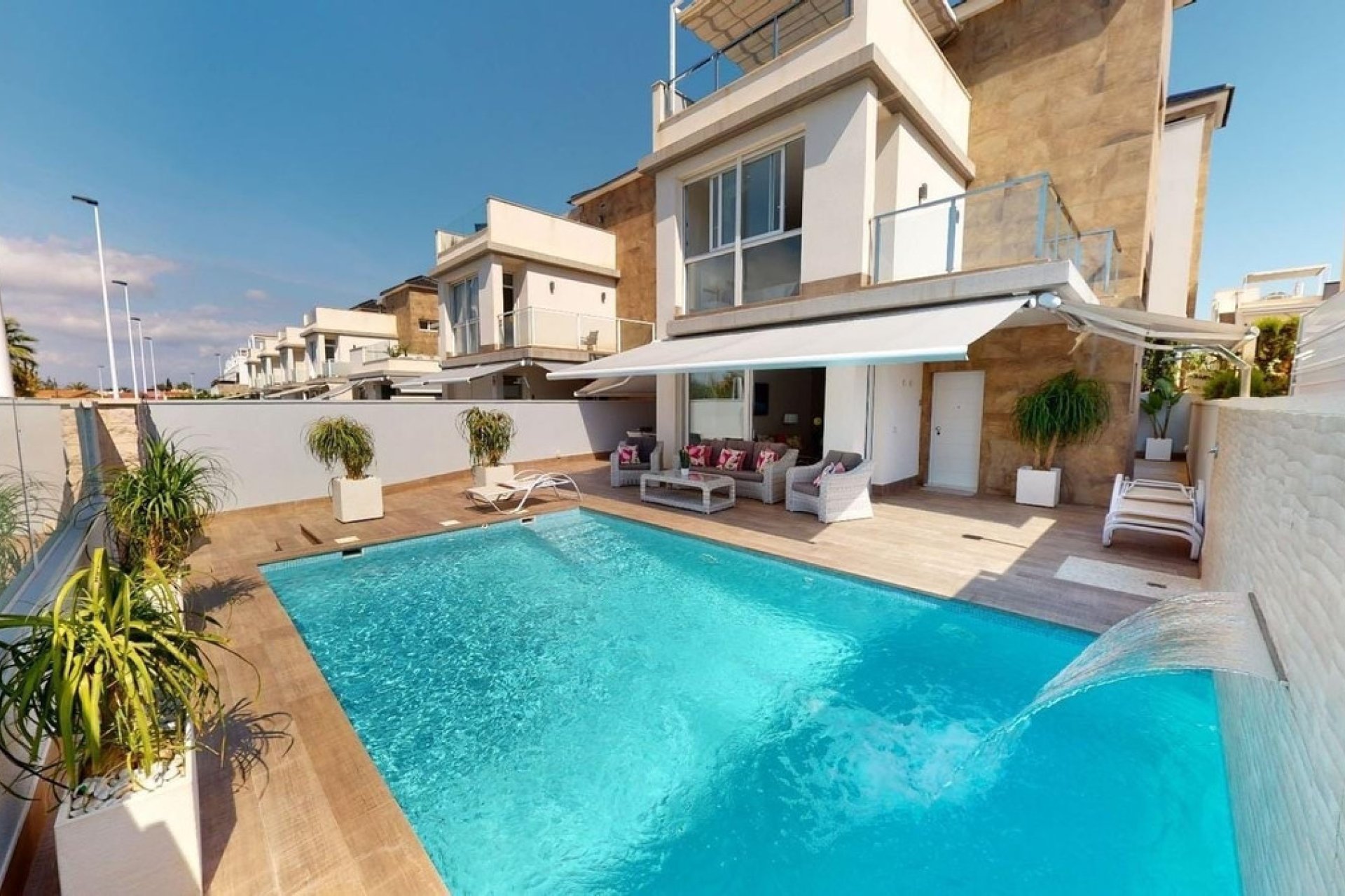 Használt ingatlanok - Villa -
Torrevieja - Torrevieja Centro