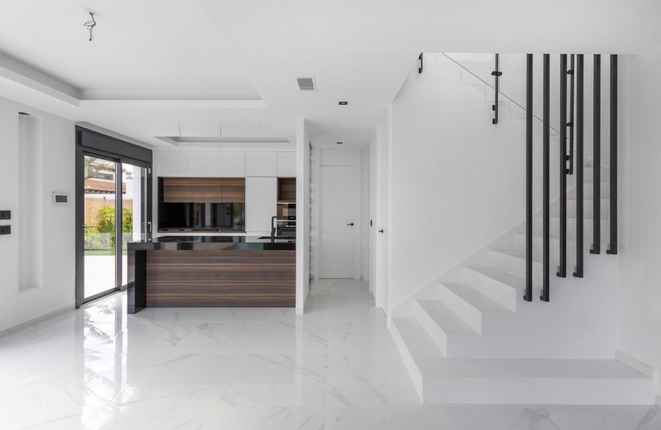 Használt ingatlanok - Villa -
Torrevieja - Torrevieja Centro