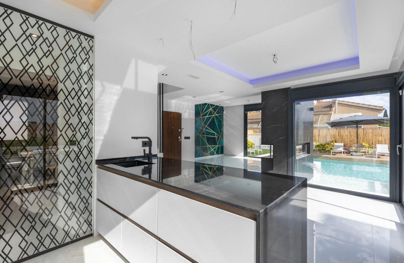 Használt ingatlanok - Villa -
Torrevieja - Torrevieja Centro