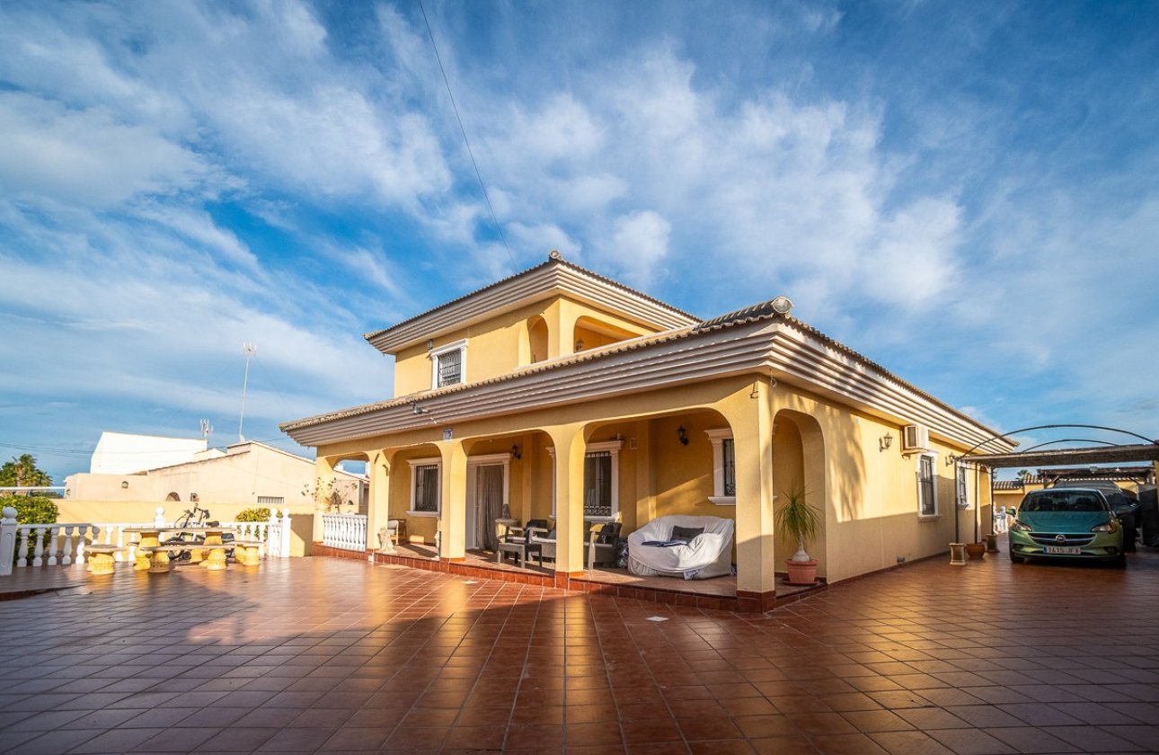 Használt ingatlanok - Villa -
Torrevieja - Torrevieja Centro