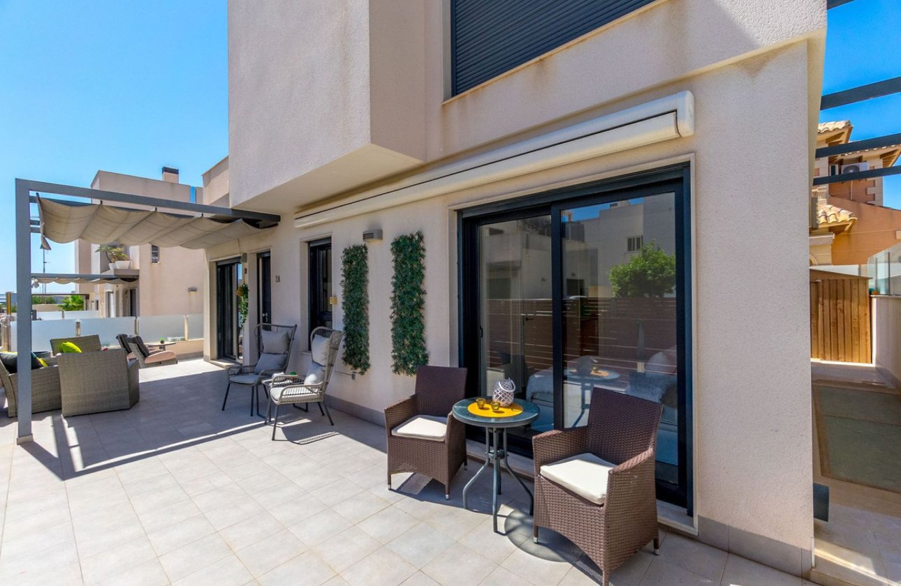 Használt ingatlanok - Villa -
Torrevieja - Torrevieja Centro