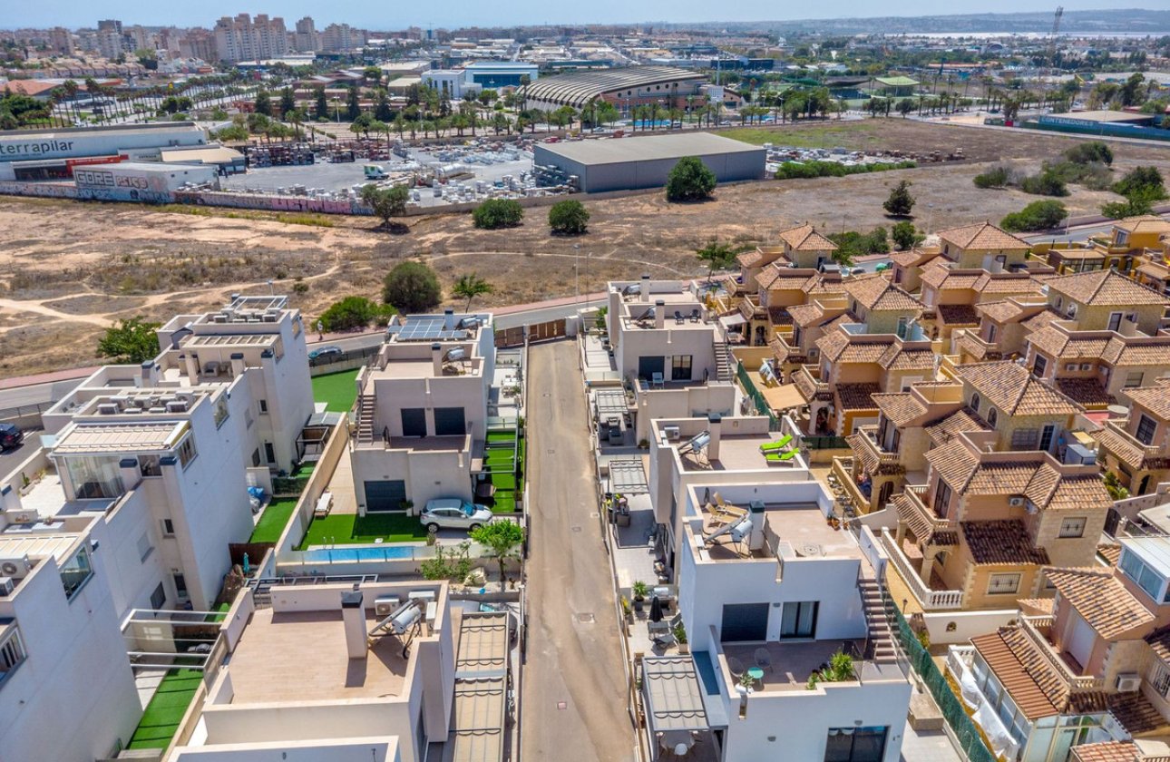 Használt ingatlanok - Villa -
Torrevieja - Torrevieja Centro