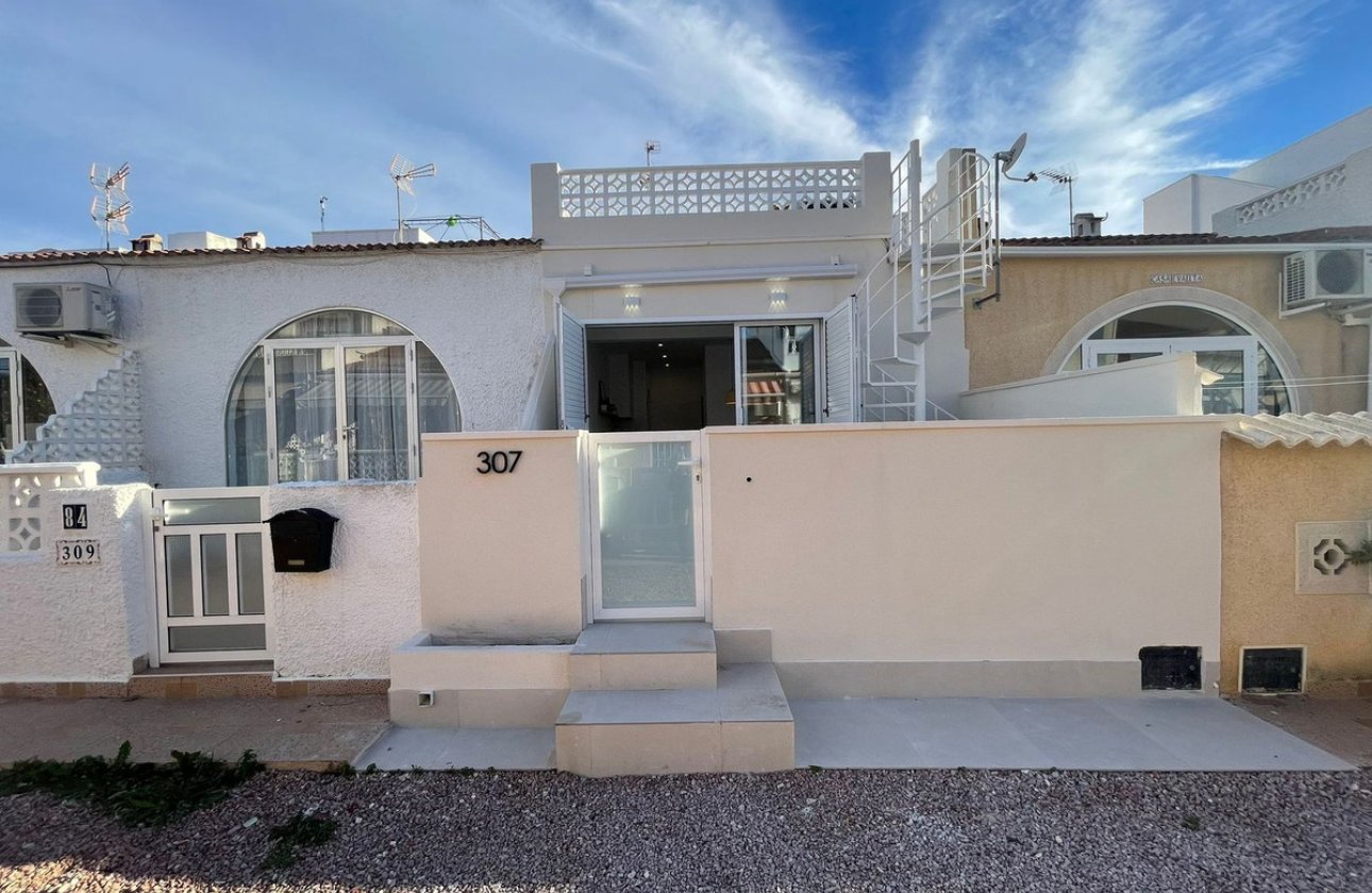 Használt ingatlanok - Villa -
Torrevieja - Torrevieja Centro