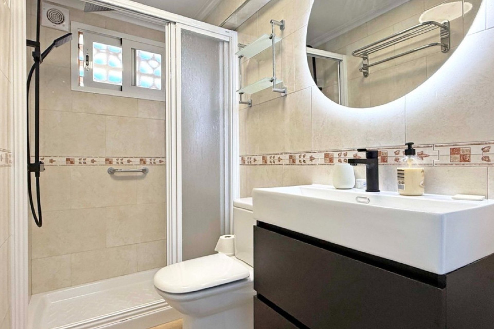 Használt ingatlanok - Villa -
Torrevieja - Torrevieja Centro