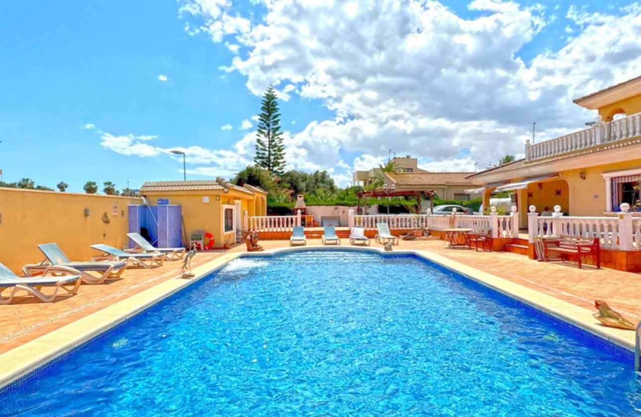 Használt ingatlanok - Villa -
Torrevieja - Torrevieja Centro