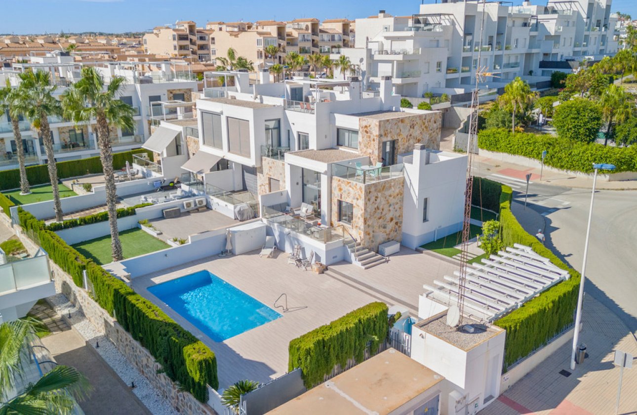 Használt ingatlanok - Villa -
Torrevieja - Torrevieja Centro