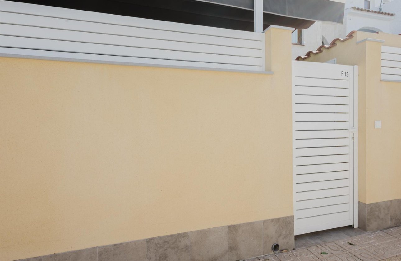 Használt ingatlanok - Villa -
Torrevieja - Torrevieja Centro