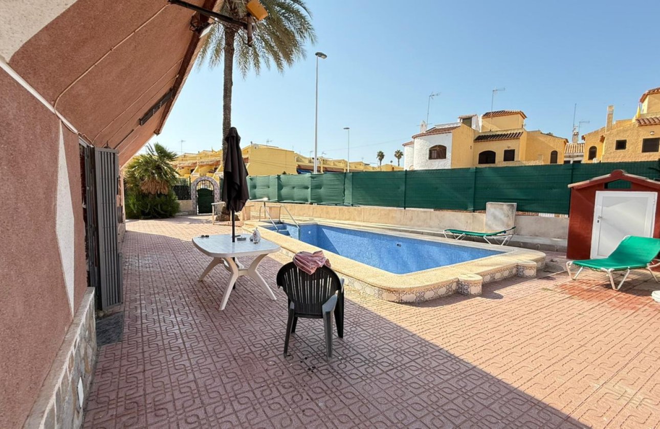 Használt ingatlanok - Villa -
Torrevieja - Torrevieja Centro