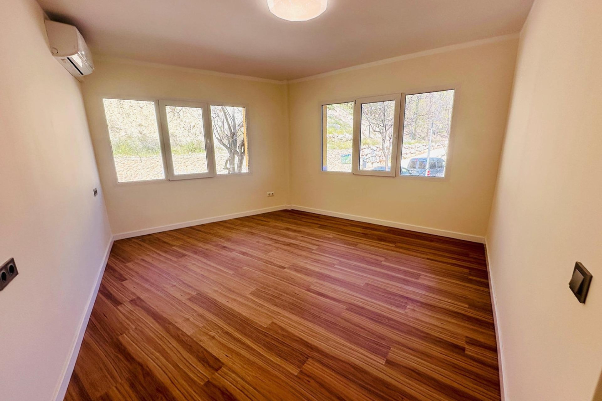 Resale - Apartment / flat -
Alicante - Alicante Centro