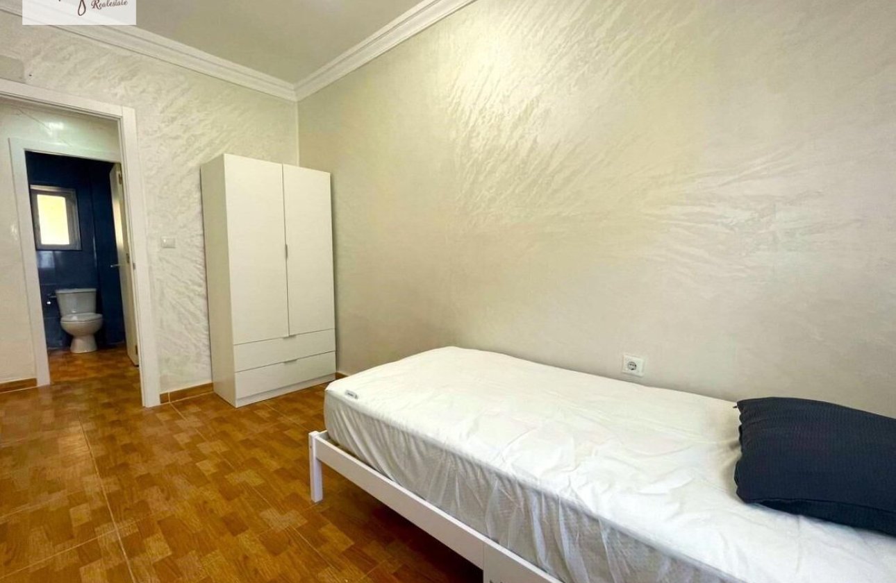 Resale - Apartment / flat -
Alicante - Alicante Centro