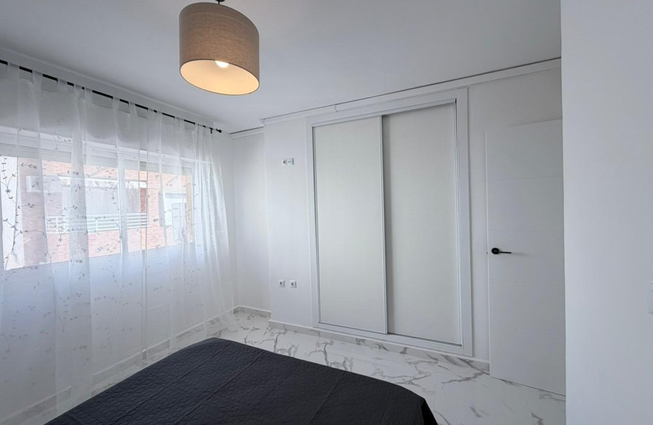 Resale - Apartment / flat -
Torrevieja - Playa del Cura