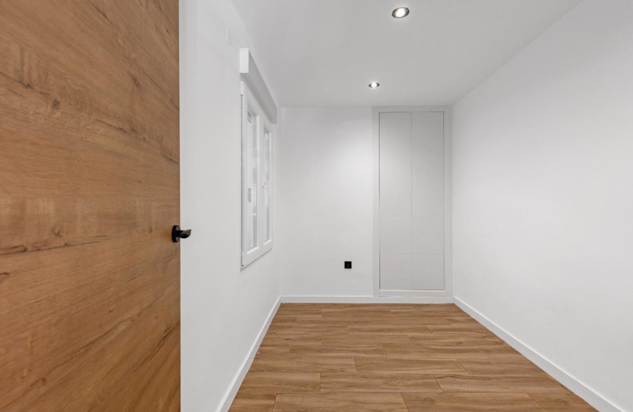 Resale - Apartment / flat -
Torrevieja - Playa del Cura