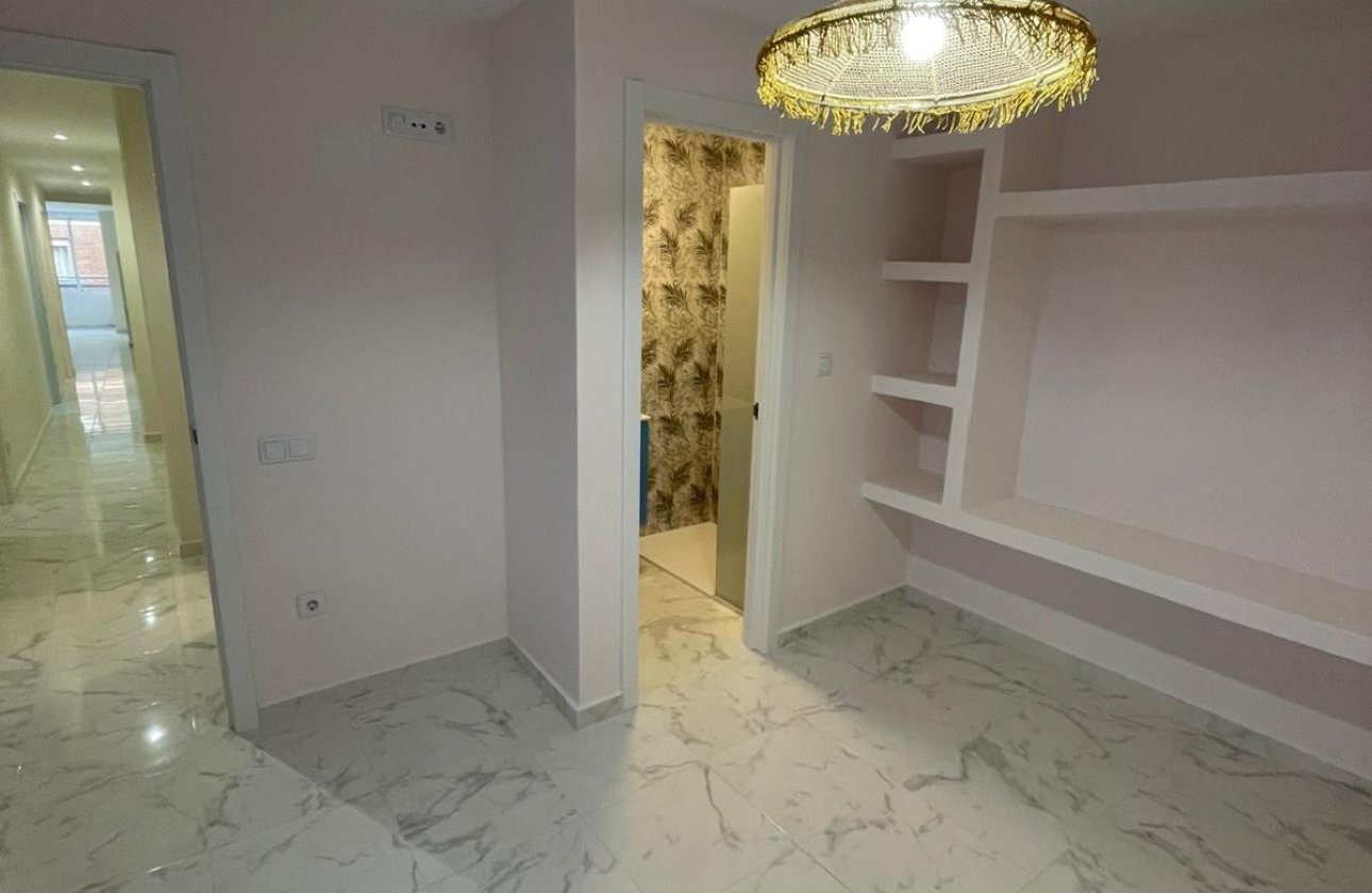 Resale - Apartment / flat -
Torrevieja - Torrevieja Centro