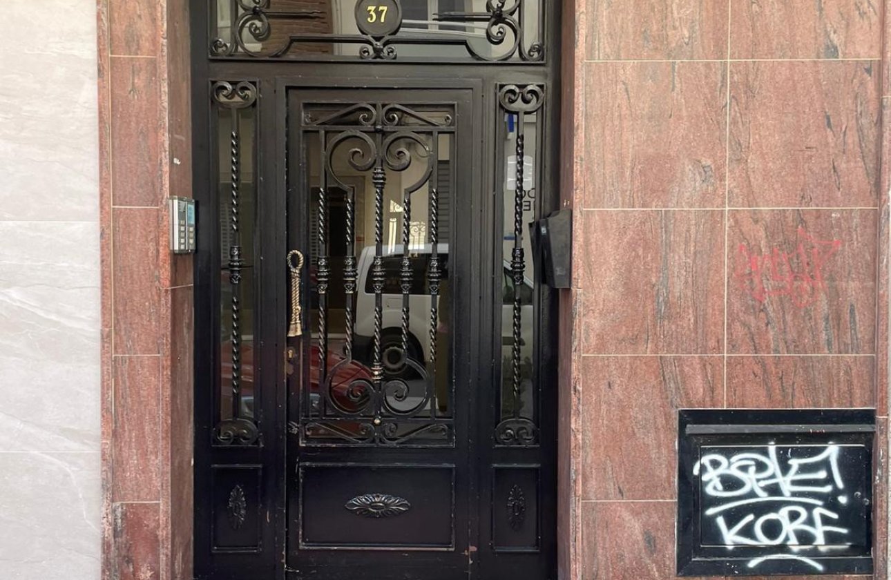 Resale - Apartment / flat -
Torrevieja - Torrevieja Centro