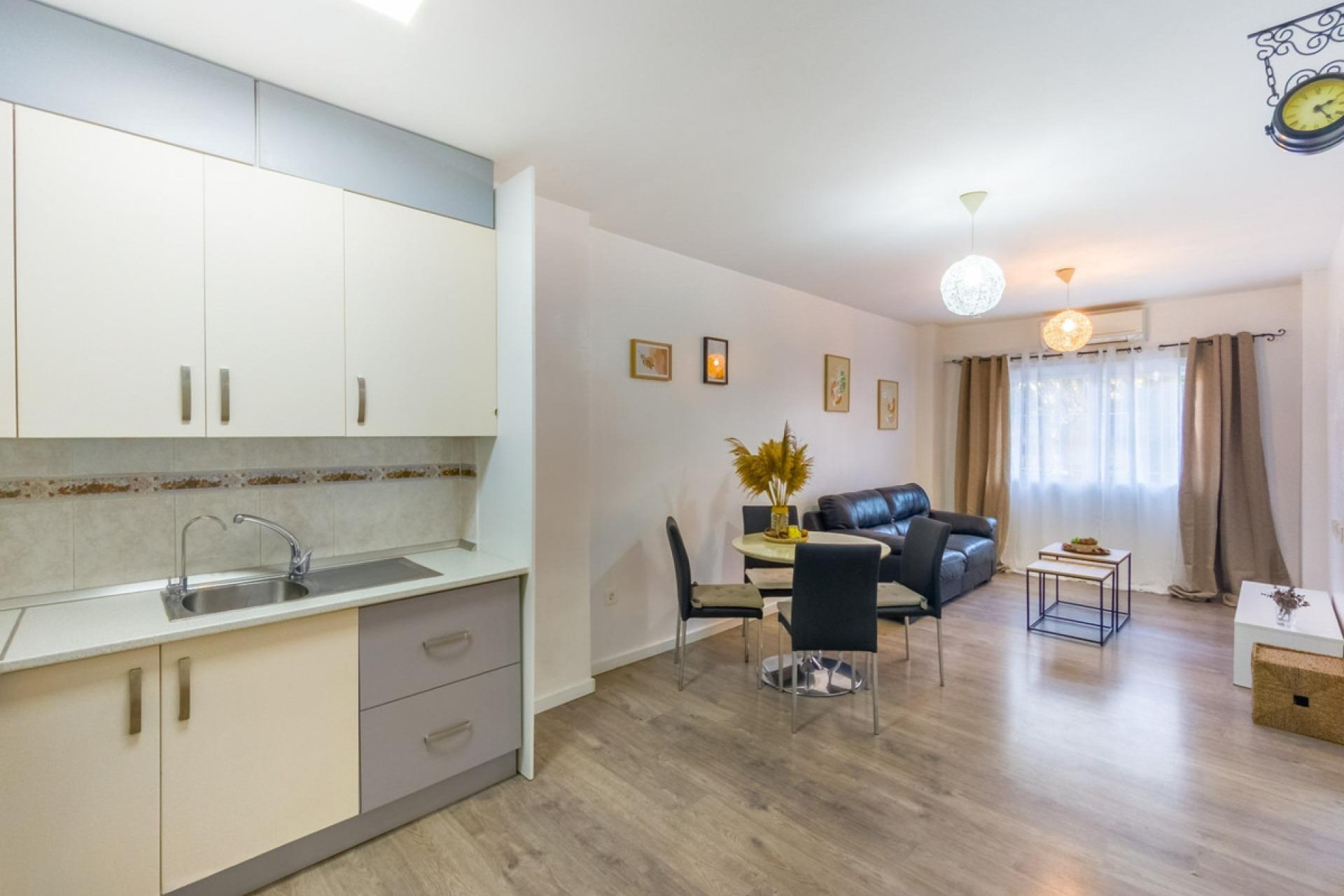 Resale - Apartment / flat -
Torrevieja - Torrevieja Centro